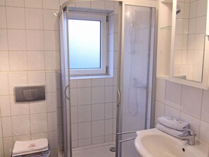 Regadera, secadora de cabello, toallas 