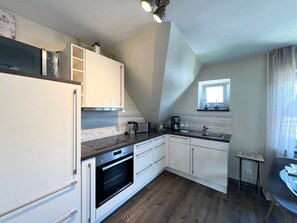 Fridge, microwave, oven, stovetop - Ankerlicht 2 - A modern and bright vacation apartment in the heart of (Sylt)