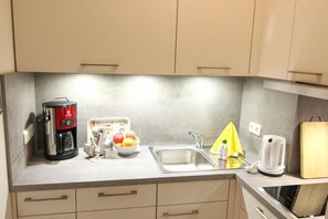 Réfrigérateur, four à micro-ondes, un four, surface de cuisson