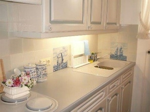 Refrigerador, parrilla de estufa, cafetera y tetera y tetera eléctrica 