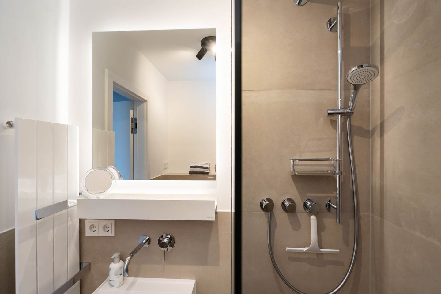 Een douche, een haardroger, handdoeken