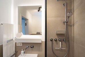 Sèche-cheveux, serviettes fournies