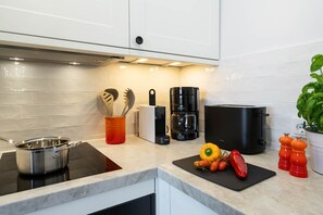 Køleskab, ovn, kogeplade, kaffe-/temaskine