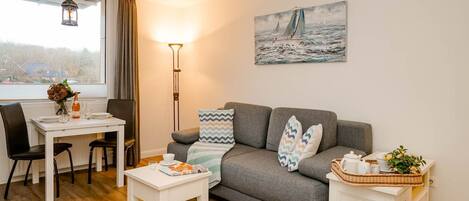 Een televisie en een stereo