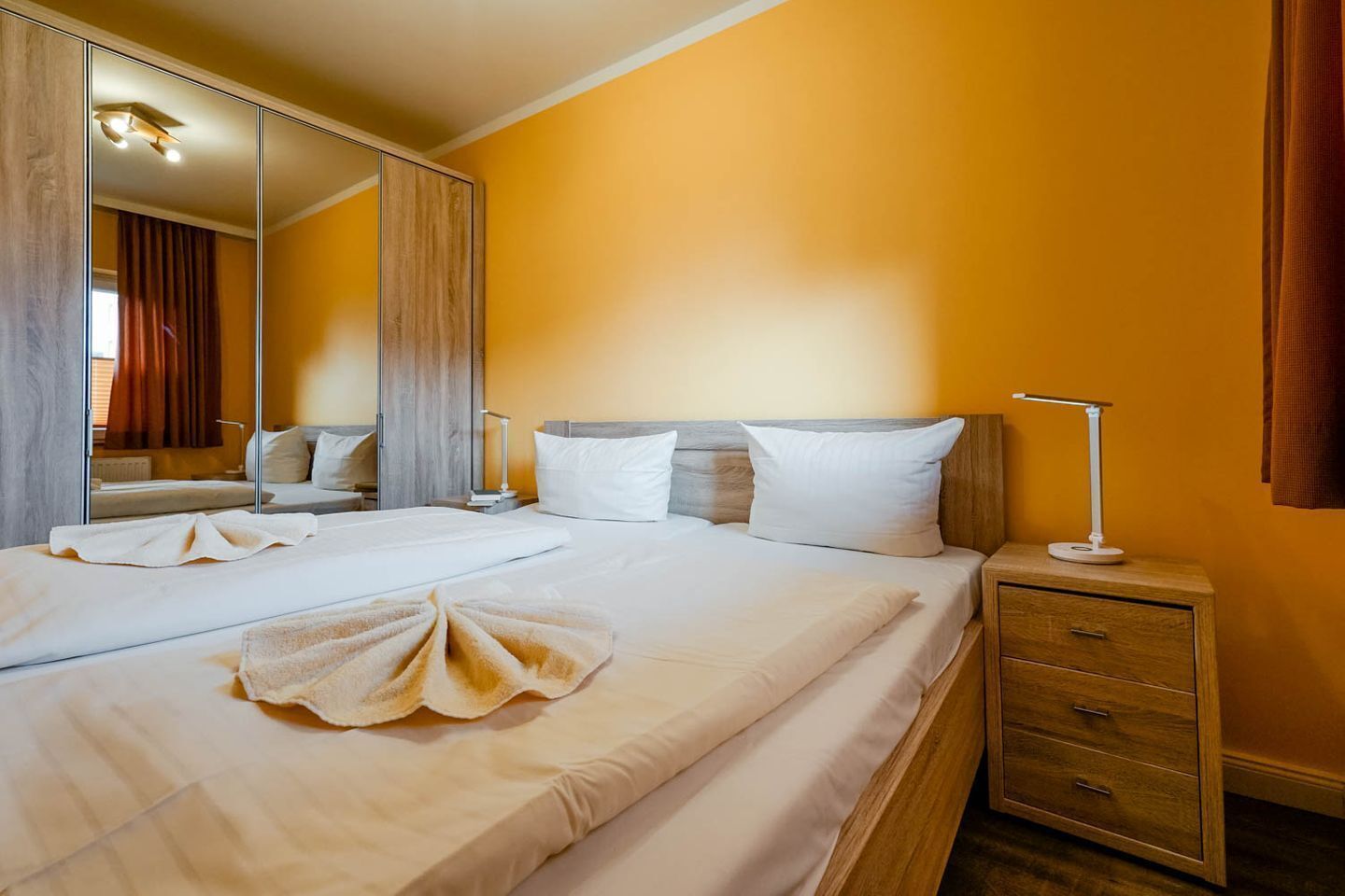 2 habitaciones, tabla de planchar con plancha, wifi y ropa de cama 