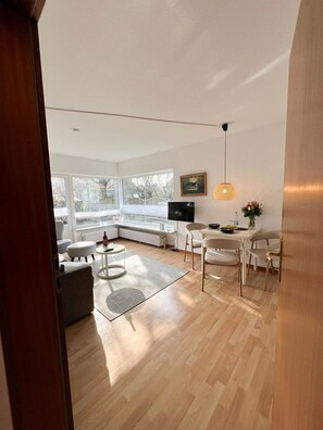 Unclassified image, 3 of 25, button