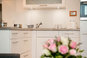 Fridge, oven, stovetop, dishwasher - Di Gooki - Relaxed island life: Cozy vacation apartment in Westerland on (Sylt)