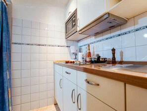 Fridge, microwave, stovetop, coffee/tea maker - Jule in Haus Wega - Relaxed island life: Cozy vacation apartment in (Sylt)