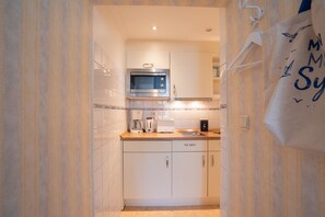 Køleskab, mikrobølgeovn, kogeplade, kaffe-/temaskine