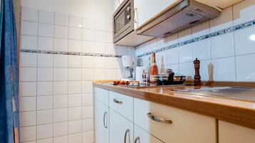 Refrigerador, microondas, placa de cocina, cafetera/tetera