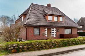 Unclassified image, 5 of 19, button