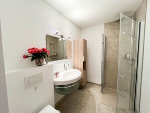 Een douche, een haardroger, handdoeken