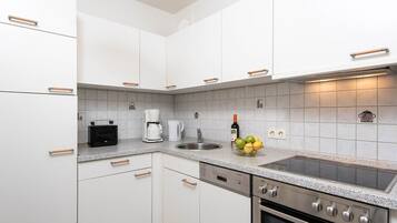 Kühlschrank, Mikrowelle, Ofen, Herdplatte