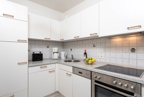 Fridge, microwave, oven, stovetop - Odin - Relaxed island life: Cozy vacation apartment in Westerland on Sylt (Sylt)