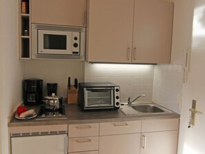 Fridge, microwave, oven, stovetop - Nina - Relaxed island life: Cozy vacation apartment in Wenningstedt on Sylt (Wenningstedt-Braderup (Sylt))