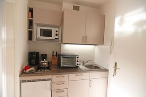 Réfrigérateur, four à micro-ondes, un four, surface de cuisson