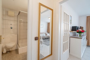 Shower, hair dryer, towels