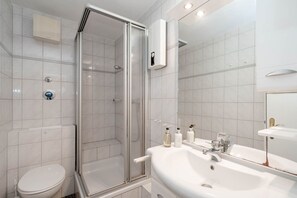 Dusche, Haartrockner, Handtücher