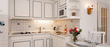 Kühlschrank, Mikrowelle, Herdplatte, Wasserkocher mit Kaffee-/Teezubehör