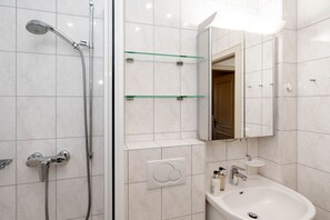 Dusche, Haartrockner, Handtücher