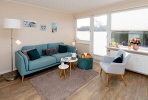 TV, DVD player - Alea - A modern and bright vacation apartment in the heart of Westerland. (Sylt)