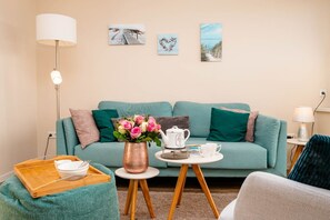 TV, DVD player - Alea - A modern and bright vacation apartment in the heart of Westerland. (Sylt)