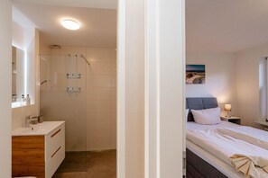 1 soverom og strykejern/-brett