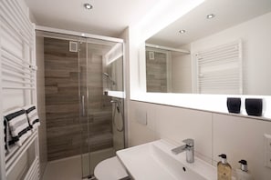 Douche, sèche-cheveux, serviettes fournies