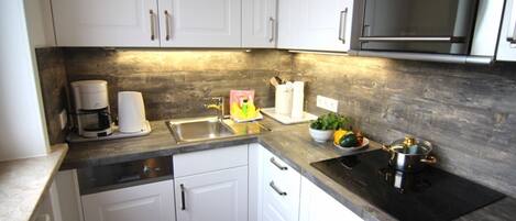 Fridge, microwave, stovetop, dishwasher