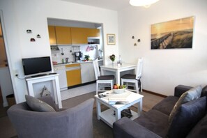 Televisie, een dvd-speler en een stereo