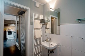Douche, sèche-cheveux, serviettes fournies