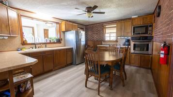 Micro-ondes, cafetiĂšre/bouilloire