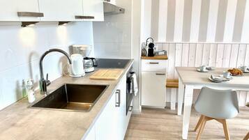 Réfrigérateur, un four, surface de cuisson, lave-vaisselle