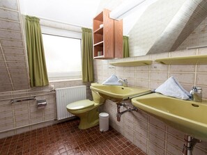 Regadera, secadora de cabello, toallas 