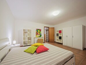 3 makuuhuonetta, vauvan matkasänky, ilmainen Wi-Fi