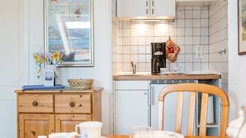 Kühlschrank, Mikrowelle, Herdplatte, Wasserkocher mit Kaffee-/Teezubehör
