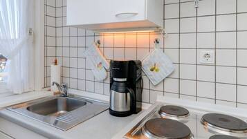 Een magnetron, een kookplaat, een koffiezetapparaat/waterkoker