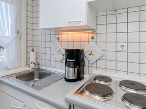 Mikrowelle, Herdplatte, Wasserkocher mit Kaffee-/Teezubehör