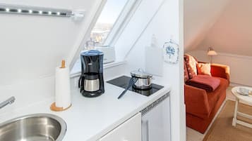 Een koelkast, een kookplaat, een koffiezetapparaat/waterkoker