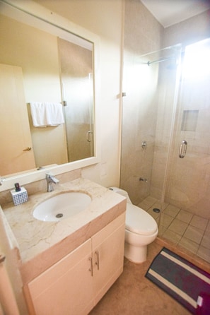 Dusche, Haartrockner, Handtücher, Toilettenpapier