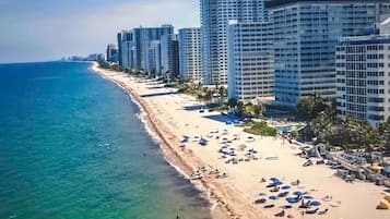 En la playa, camastros y toallas de playa