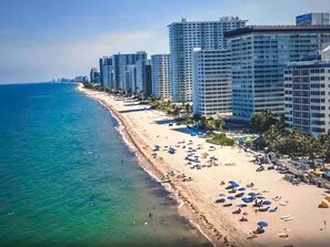 En la playa, camastros y toallas de playa 