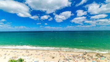 Na praia, espreguiçadeiras, toalhas de praia