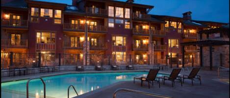 Una piscina al aire libre, una piscina climatizada