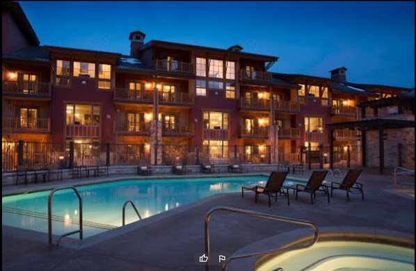 Alberca al aire libre y alberca climatizada