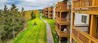 Modern Snowshoe Retreat - 3BR/2BA - Walk to Slopes + Mountain Views