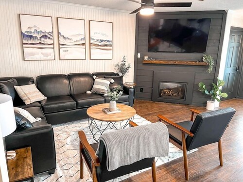 Modern Snowshoe Retreat - 3BR/2BA - Walk to Slopes + Mountain Views