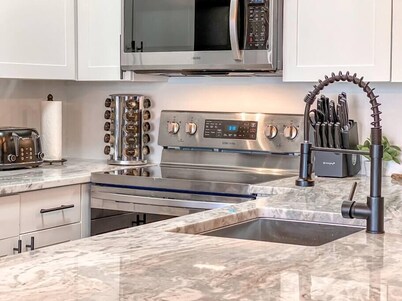 Modern Snowshoe Retreat - 3BR/2BA - Walk to Slopes + Mountain Views