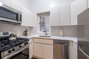 Een koelkast, een microgolfoven, een oven, een kookplaat