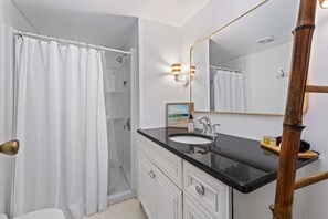 Douche, sèche-cheveux, serviettes fournies, shampoing